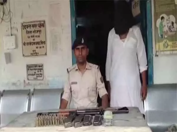 Bihar पुलिस ने ग्राम प्रधान के घर से हथियार और गोला-बारूद जब्त किया, एक गिरफ्तार Bihar पुलिस ने ग्राम प्रधान के घर से हथियार और गोला-बारूद जब्त किया, एक गिरफ्तार