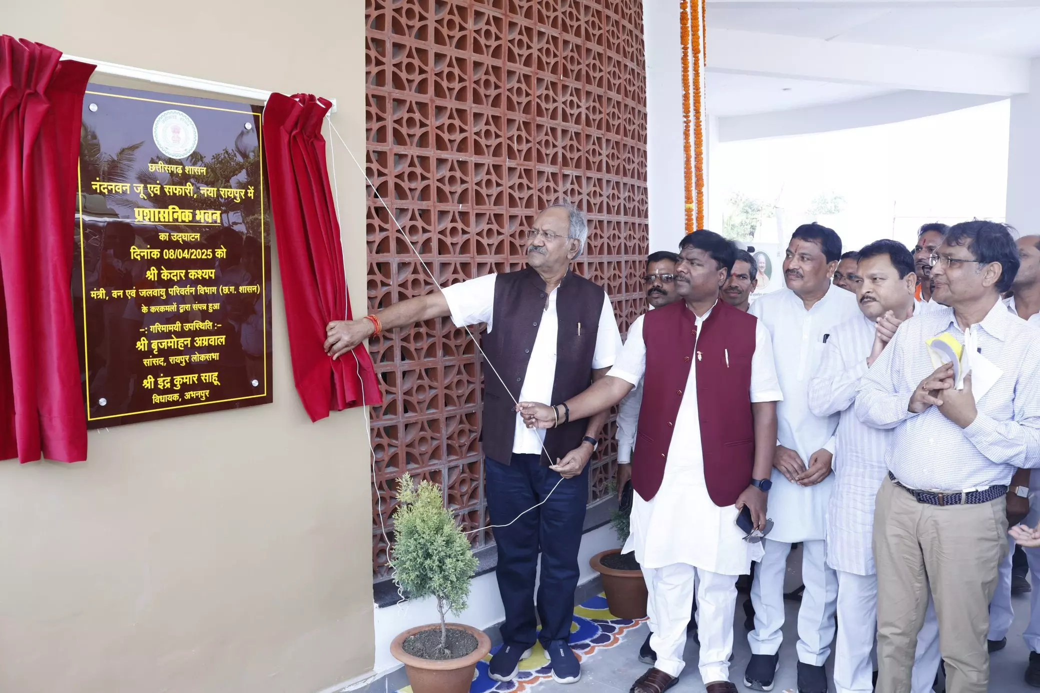 MP बृजमोहन अग्रवाल ने जंगल सफारी में नवनिर्मित प्रशासनिक भवन और नियोनेटल केयर यूनिट का किया लोकार्पण MP बृजमोहन अग्रवाल ने जंगल सफारी में नवनिर्मित प्रशासनिक भवन और नियोनेटल केयर यूनिट का किया लोकार्पण