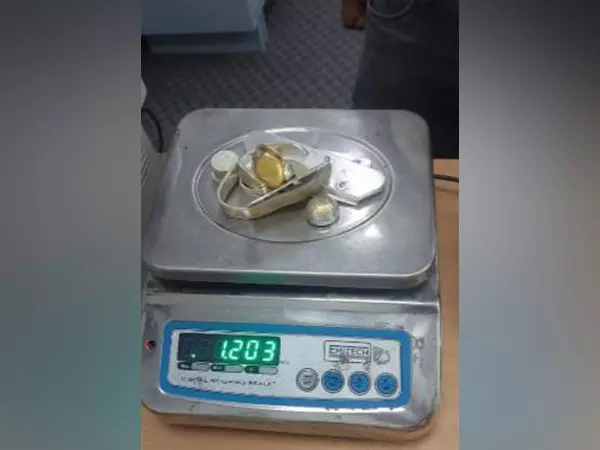 दिल्ली कस्टम्स ने IGI Airport पर 1203 ग्राम संदिग्ध सोने के साथ इराकी नागरिक को किया गिरफ्तार दिल्ली कस्टम्स ने IGI Airport पर 1203 ग्राम संदिग्ध सोने के साथ इराकी नागरिक को किया गिरफ्तार