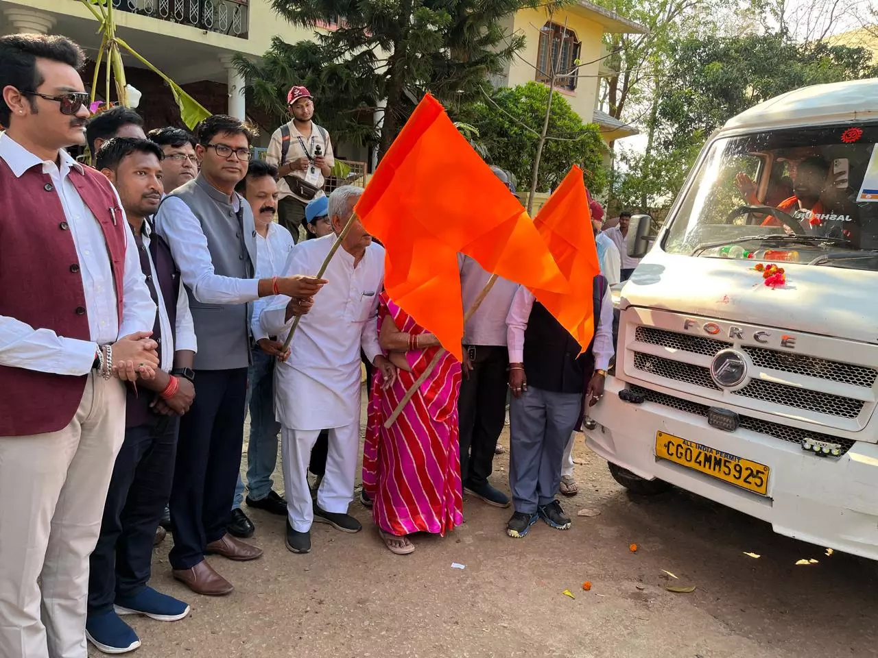 वित्तमंत्री ओपी चौधरी ने जशपुर नगर में स्वास्थ्यकर्मियों को दिखाई हरी झंडी वित्तमंत्री ओपी चौधरी ने जशपुर नगर में स्वास्थ्यकर्मियों को दिखाई हरी झंडी