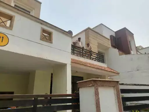 बीजेपी नेता के बॉडीगार्ड ने की आत्महत्या, CRPF जवान ने खुद को गोली मारी, मचा हड़कंप बीजेपी नेता के बॉडीगार्ड ने की आत्महत्या, CRPF जवान ने खुद को गोली मारी, मचा हड़कंप