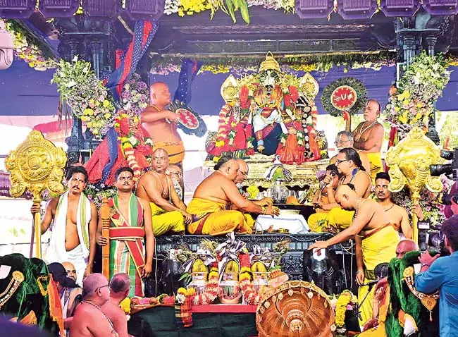 Telangana : भगवान राम के राज्याभिषेक पर लाखों भक्त आनन्दित होते Telangana : भगवान राम के राज्याभिषेक पर लाखों भक्त आनन्दित होते