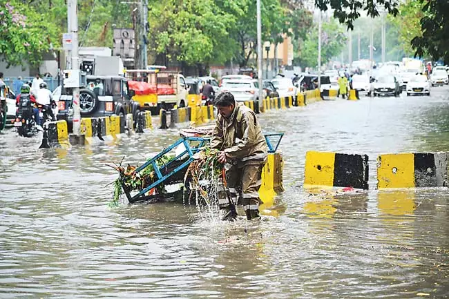 GHMC: फंड नालियों में जा रहा है सड़कों पर पानी GHMC: फंड नालियों में जा रहा है सड़कों पर पानी