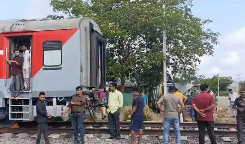 Srikakulam में सिकंदराबाद-हावड़ा फलकनुमा सुपरफास्ट एक्सप्रेस के डिब्बे अलग हुए Srikakulam में सिकंदराबाद-हावड़ा फलकनुमा सुपरफास्ट एक्सप्रेस के डिब्बे अलग हुए