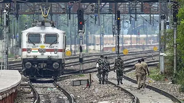 Tamil Nadu: विल्लुपुरम-काटपाडी ट्रेनें रद्द! Tamil Nadu: विल्लुपुरम-काटपाडी ट्रेनें रद्द!