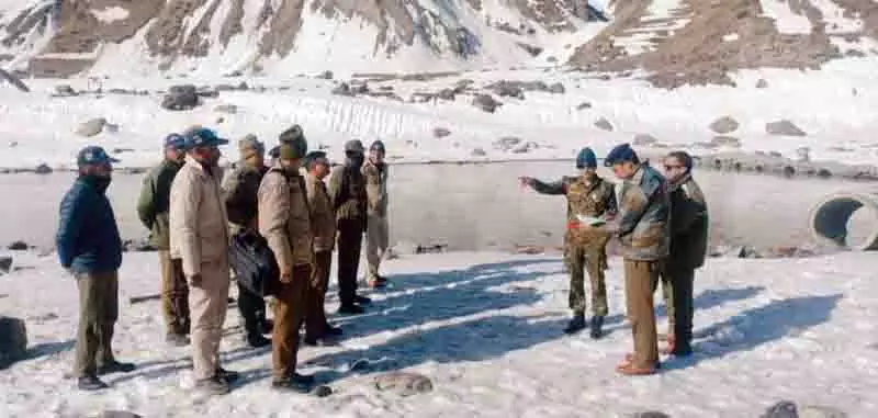 Lahaul की चंद्रा नदी में डूबे झारखंड के युवक की तलाश जारी Lahaul की चंद्रा नदी में डूबे झारखंड के युवक की तलाश जारी