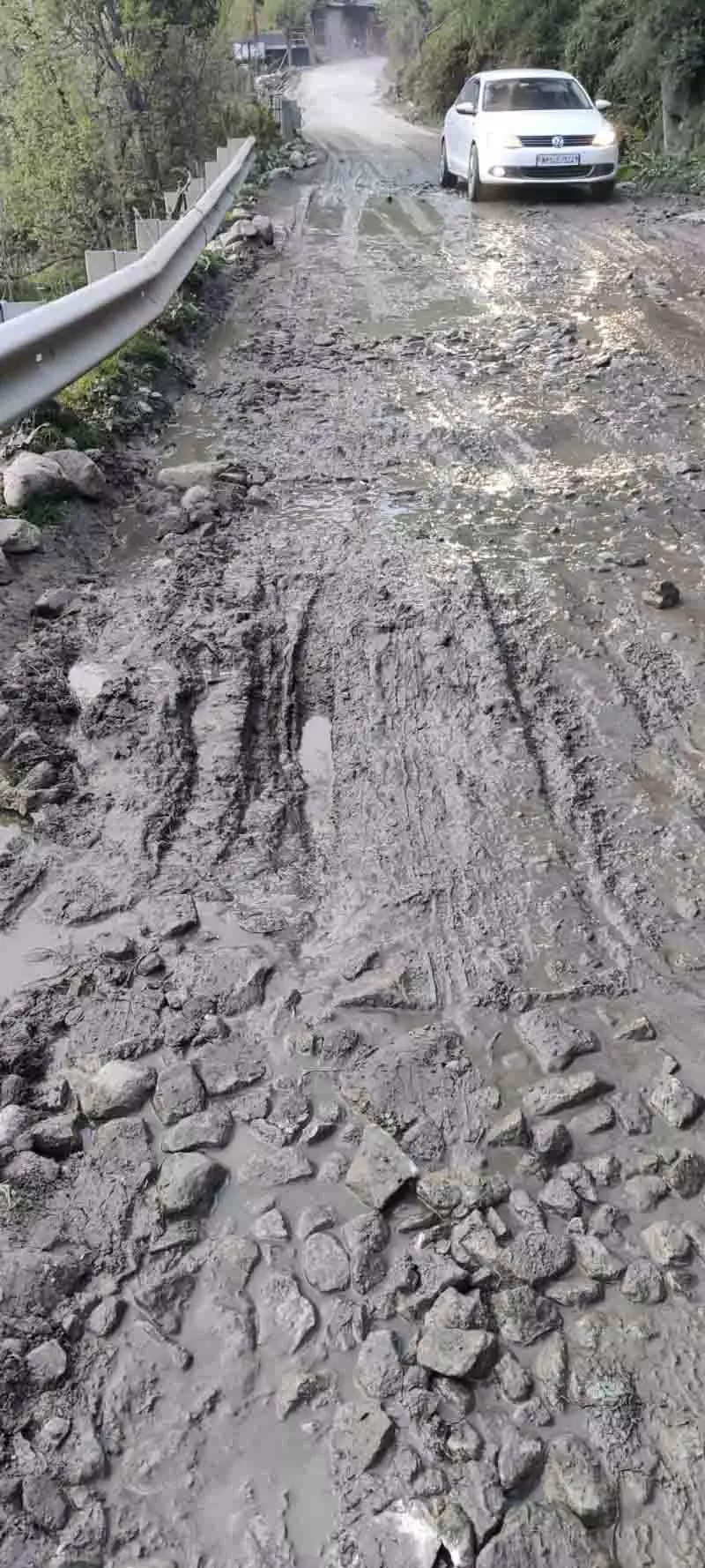 केंद्र ने Larji-Banjar road पर किए गए तारकोल कार्य का ब्यौरा मांगा केंद्र ने Larji-Banjar road पर किए गए तारकोल कार्य का ब्यौरा मांगा