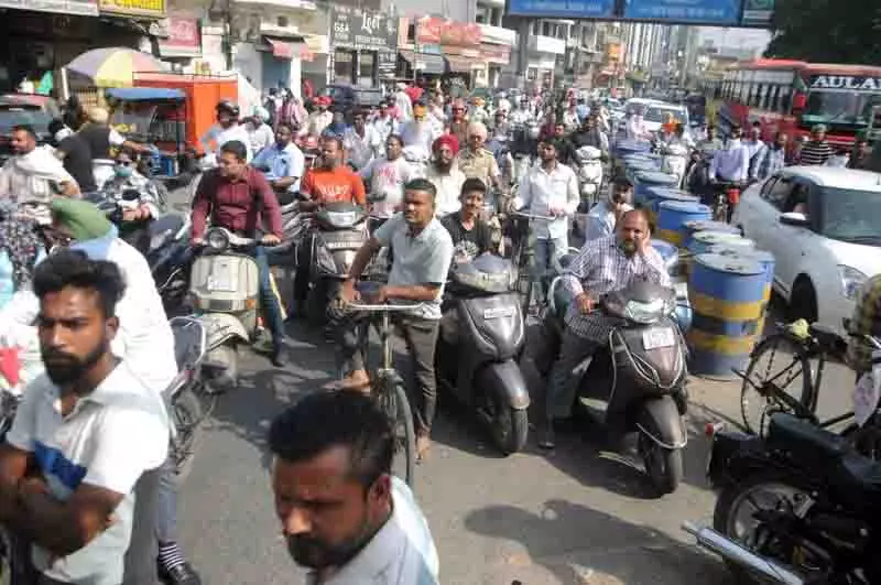 राज्यपाल की पदयात्रा, Amritsar में प्रतिबंधों से यात्रियों को परेशानी राज्यपाल की पदयात्रा, Amritsar में प्रतिबंधों से यात्रियों को परेशानी