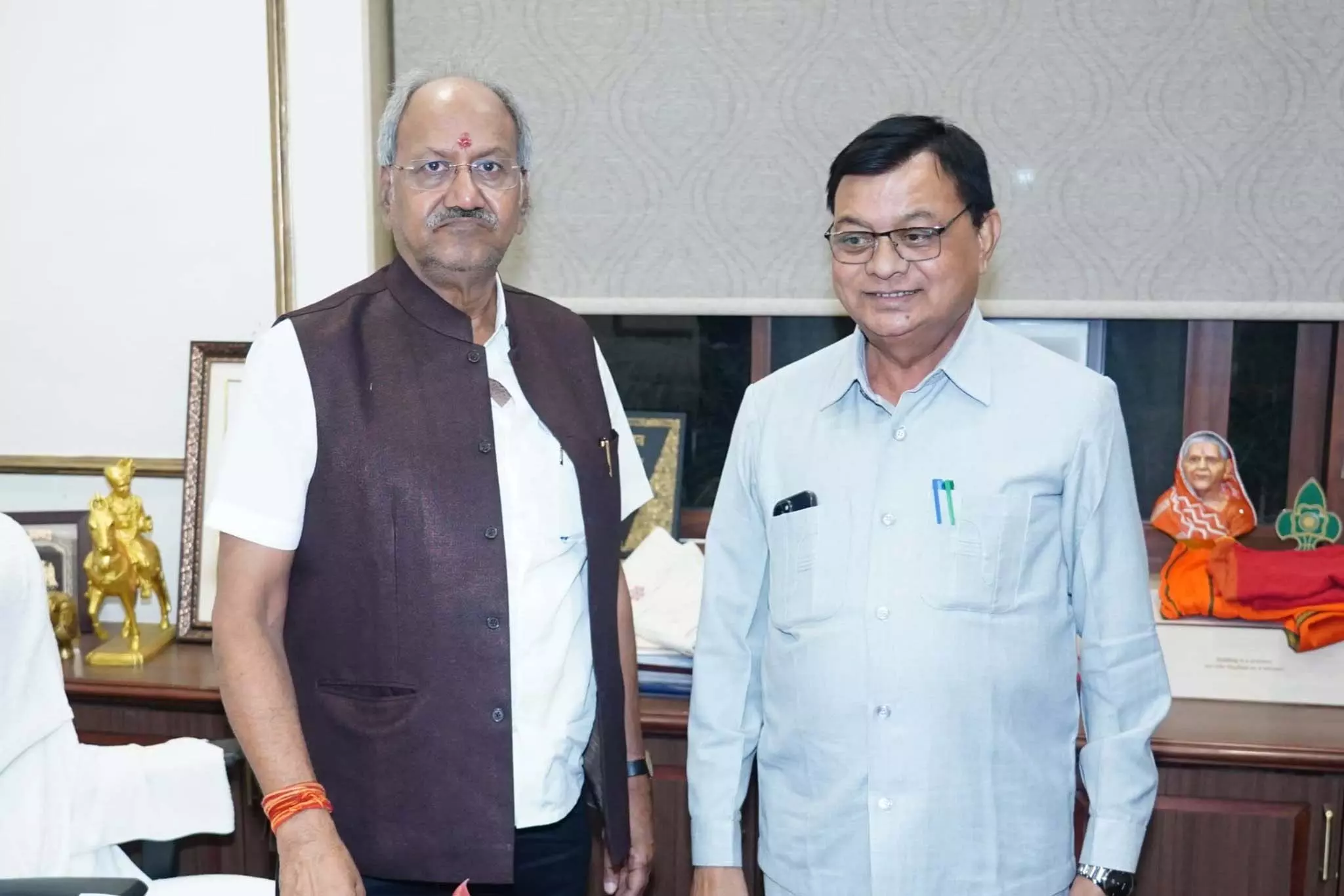 सांसद बृजमोहन अग्रवाल से मिले श्रम मंत्री लखनलाल देवनगन सांसद बृजमोहन अग्रवाल से मिले श्रम मंत्री लखनलाल देवनगन
