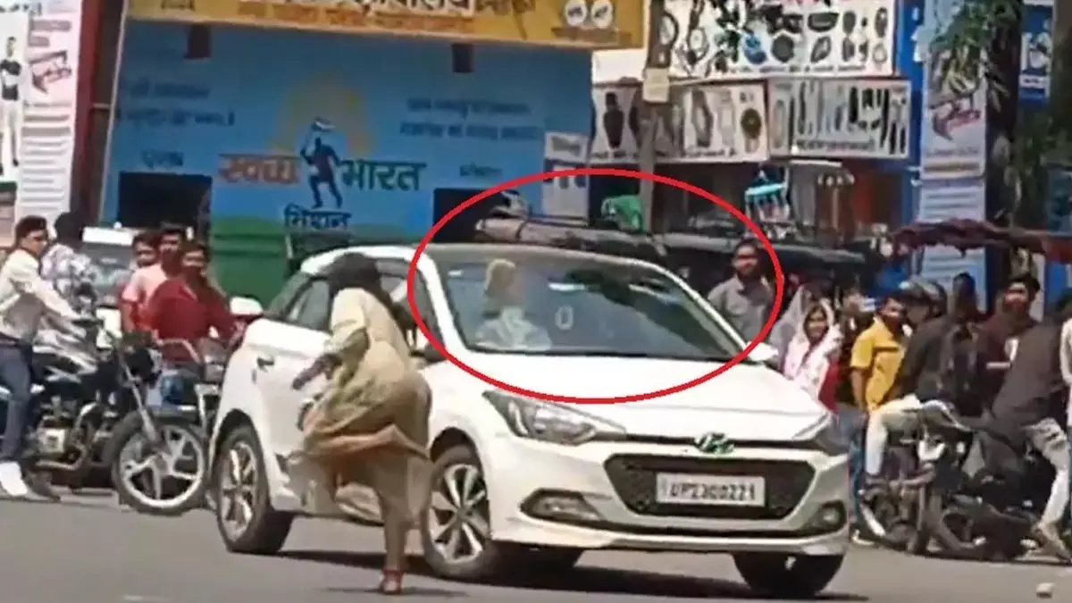 महिला ने चौराहे पर जमकर बरसाए ईंट पत्थर, देखें VIDEO महिला ने चौराहे पर जमकर बरसाए ईंट पत्थर, देखें VIDEO