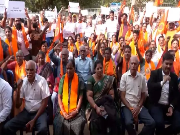 कर्नाटक: सरकारी ठेकों में अल्पसंख्यकों को 4% आरक्षण के खिलाफ VHP ने किया प्रदर्शन कर्नाटक: सरकारी ठेकों में अल्पसंख्यकों को 4% आरक्षण के खिलाफ VHP ने किया प्रदर्शन