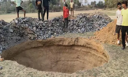 Jharkhand: मैदान में खेल रहे थे बच्चे, हुआ कुछ ऐसा जिससे होश उड़ गए