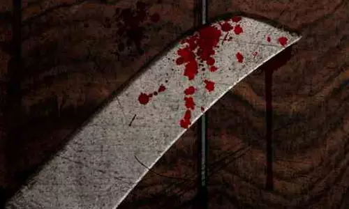 बस स्टॉप में चाकूबाजी, किशोरी वेंटिलेटर में लड़ रही मौत से