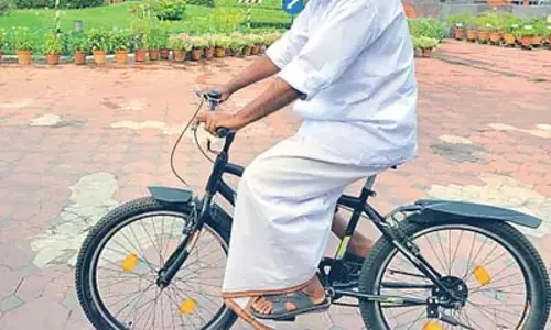 मठ विधायक साइकिल से पहुंचे एल.ए. मठ विधायक साइकिल से पहुंचे एल.ए.