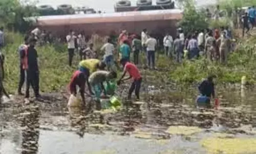 Up News: सरसों तेल से भरा टैंकर पलटा, लोगों में लूटने की मची होड़