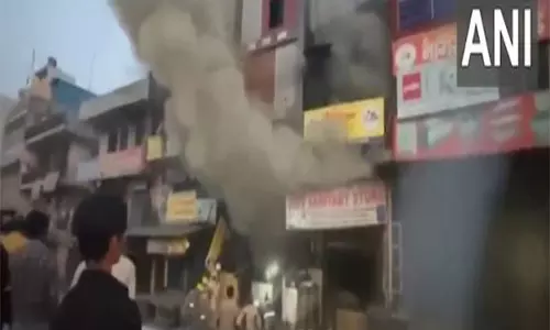 Noida में दुकान में लगी आग, किसी के हताहत होने की खबर नहीं
