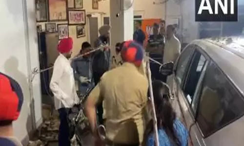 जालंधर में BJP नेता मनोरंजन कालिया के घर के बाहर विस्फोट, पुलिस ने जांच शुरू की जालंधर में BJP नेता मनोरंजन कालिया के घर के बाहर विस्फोट, पुलिस ने जांच शुरू की