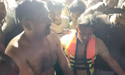 Ballia: चौकी इंचार्ज ने तालाब में कूदकर निकाला किशोर का शव