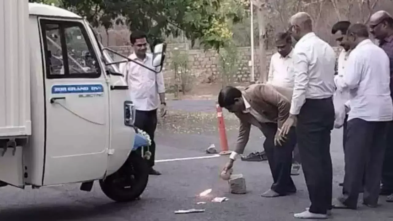 Telangana: ओयू ने खाद्य अपशिष्ट के परिवहन के लिए ईवी का उपयोग किया Telangana: ओयू ने खाद्य अपशिष्ट के परिवहन के लिए ईवी का उपयोग किया