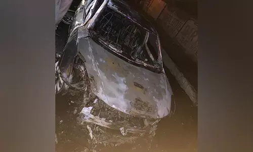 Delhi : कार में आग लगने से एक व्यक्ति की जलकर मौत Delhi : कार में आग लगने से एक व्यक्ति की जलकर मौत
