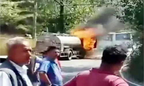 Himachal Pradesh: दूध टैंकर में लगी आग, बाल-बाल बचा चालक Himachal Pradesh: दूध टैंकर में लगी आग, बाल-बाल बचा चालक