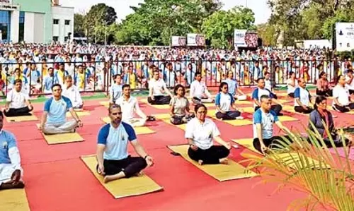 योग स्वास्थ्य एवं शारीरिक तंदुरुस्ती के लिए संजीवनी की तरह काम करता है : केंद्रीय स्वास्थ्य मंत्री योग स्वास्थ्य एवं शारीरिक तंदुरुस्ती के लिए संजीवनी की तरह काम करता है : केंद्रीय स्वास्थ्य मंत्री