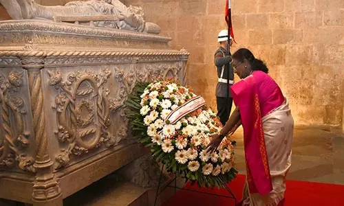 राष्ट्रपति मुर्मू ने पुर्तगाल में लुइस वाज़ डे कैमोस की कब्र पर पुष्पांजलि अर्पित की राष्ट्रपति मुर्मू ने पुर्तगाल में लुइस वाज़ डे कैमोस की कब्र पर पुष्पांजलि अर्पित की