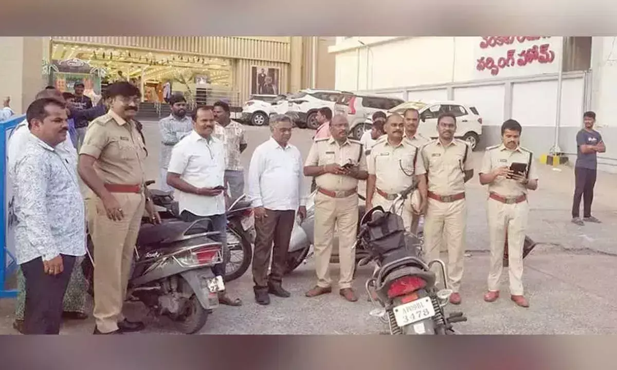 Andhra: वाहन निरीक्षण अभियान चलाया गया Andhra: वाहन निरीक्षण अभियान चलाया गया