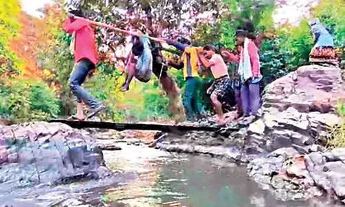 Odisha : कई गांवों में अभी भी सड़क सुविधा नहीं