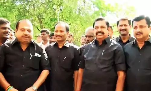 AIADMK सदस्य काली शर्ट पहनकर विधानसभा पहुंचे AIADMK सदस्य काली शर्ट पहनकर विधानसभा पहुंचे