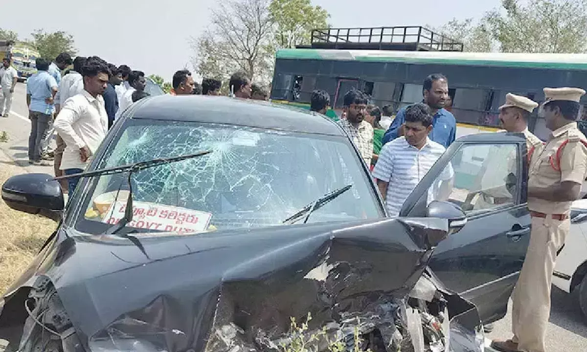 Andhra: सड़क दुर्घटना में विशेष डिप्टी कलेक्टर रमा देवी की मौत Andhra: सड़क दुर्घटना में विशेष डिप्टी कलेक्टर रमा देवी की मौत