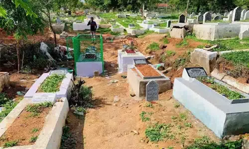 AP: पश्चिमी गोदावरी में कब्रिस्तानों में सुविधाओं का अभाव