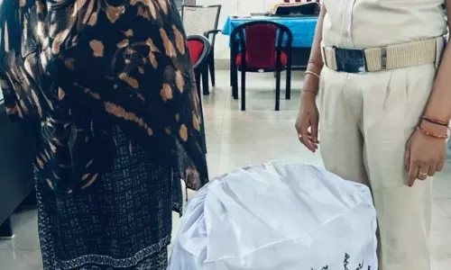 500 प्रतिबंधित कफ सिरप की बोतलों के साथ महिला गिरफ्तार