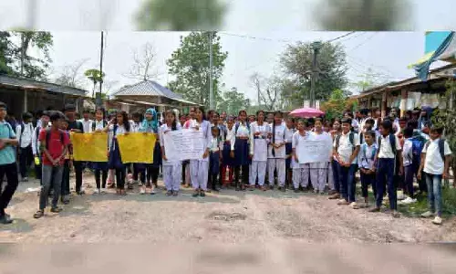 Bengal: छात्रों-कर्मचारियों ने शिक्षकों को नौकरी से निकालने के सुप्रीम कोर्ट के आदेश का विरोध किया