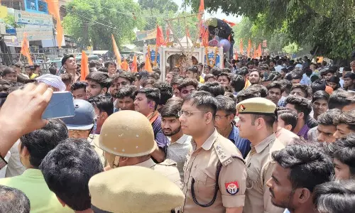 Bareilly: धार्मिक जुलूस में बुलडोजर शामिल करने पर टकराव, भीड़ हुई उग्र Bareilly: धार्मिक जुलूस में बुलडोजर शामिल करने पर टकराव, भीड़ हुई उग्र