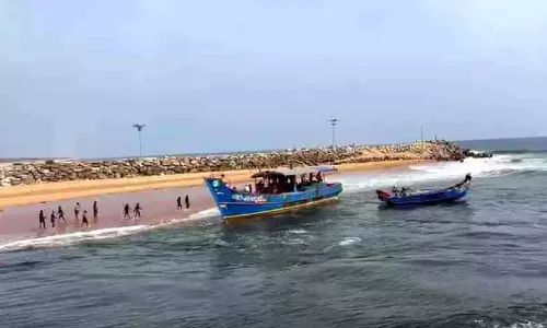 Kerala: नाव मुथलापोझी नदी के मुहाने पर रेत पर फिर से फंस गयी Kerala: नाव मुथलापोझी नदी के मुहाने पर रेत पर फिर से फंस गयी