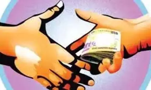 GVMC के अधिकारी रिश्वत लेते रंगे हाथ पकड़े गए GVMC के अधिकारी रिश्वत लेते रंगे हाथ पकड़े गए