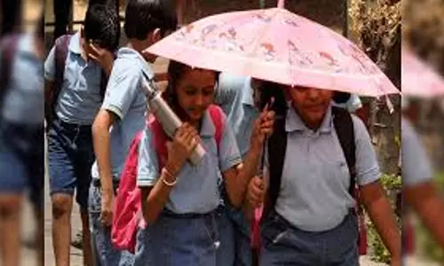 Sheopur: 43 डिग्री तापमान में स्कूल खुला, बच्चों पर बढ़ा हीट स्ट्रोक का खतरा Sheopur: 43 डिग्री तापमान में स्कूल खुला, बच्चों पर बढ़ा हीट स्ट्रोक का खतरा