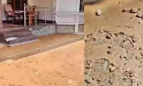 भारी बारिश में लाल मिट्टी उछली; घर के आसपास गंदगी