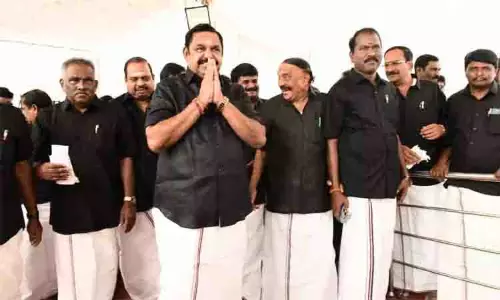 AIADMK सदस्यों ने काली शर्ट पहनकर दावा किया कि उन्हें विधानसभा में बोलने का मौका नहीं दिया गया
