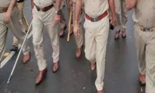Moradabad: जांच के लिए पहुंची पुलिस टीम को ग्रामीणों ने घेरा, चार के खिलाफ मुकदमा दर्ज Moradabad: जांच के लिए पहुंची पुलिस टीम को ग्रामीणों ने घेरा, चार के खिलाफ मुकदमा दर्ज