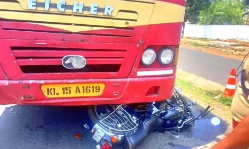 KSRTC बस की टक्कर से एक बाइक सवार घायल हो गया