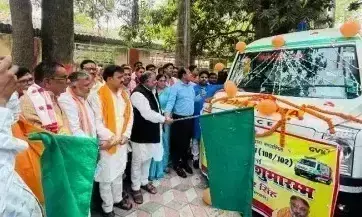 Ballia: परिवहन मंत्री दयाशंकर सिंह ने 27 नई एंबुलेंस को हरी झंडी दिखाकर रवाना किया Ballia: परिवहन मंत्री दयाशंकर सिंह ने 27 नई एंबुलेंस को हरी झंडी दिखाकर रवाना किया