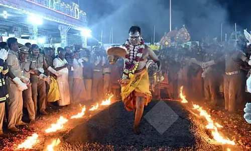 बन्नारी मरिअम्मन मंदिर में कुंडम उत्सव: लाखों भक्त आग पर पैर रखकर अपनी श्रद्धा अर्पित करते