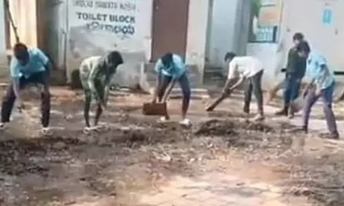 Karnataka: सरकारी स्कूल में छात्रों से शौचालय साफ करवाया गया