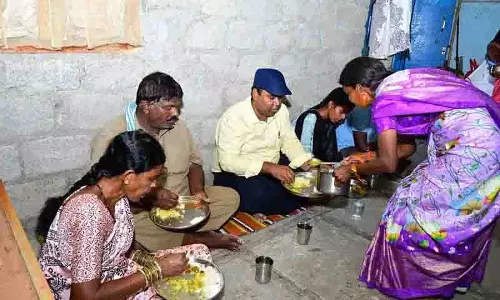 Medak कलेक्टर ने सफाई कर्मचारी के घर दोपहर का भोजन किया