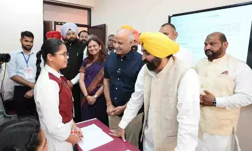 Mann, सिसोदिया ने शिक्षा बुनियादी ढांचे को बढ़ावा देने के लिए अभियान शुरू किया