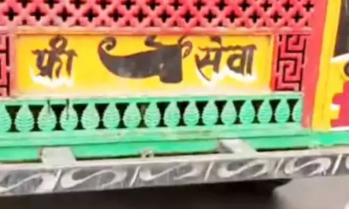 फ्री जूता सेवा लिखा...एक्शन में ट्रैफिक पुलिस