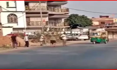 शख्स ने बीच सड़क पर कुत्ते को राइफल से किया शूट, पुलिस ने किया गिरफ्तार शख्स ने बीच सड़क पर कुत्ते को राइफल से किया शूट, पुलिस ने किया गिरफ्तार