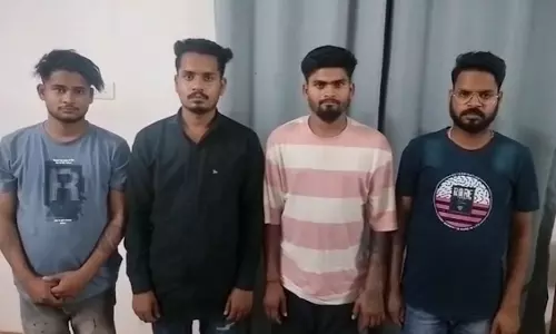 4 सटोरिए गिरफ्तार, कैश और मोबाइल जब्त 4 सटोरिए गिरफ्तार, कैश और मोबाइल जब्त